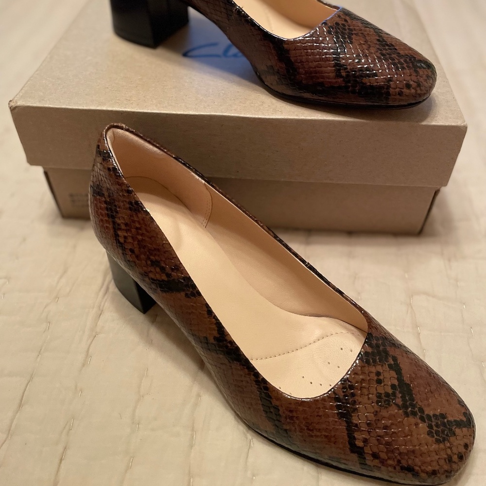 Clarks Sheer Rose 2 Tan and Black Combo Leather Heels 8 M Like New
